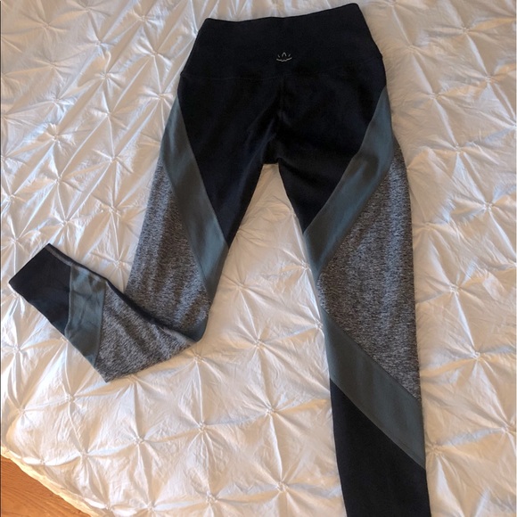 Beyond Yoga True Color Block Leggings - Picture 9 of 12